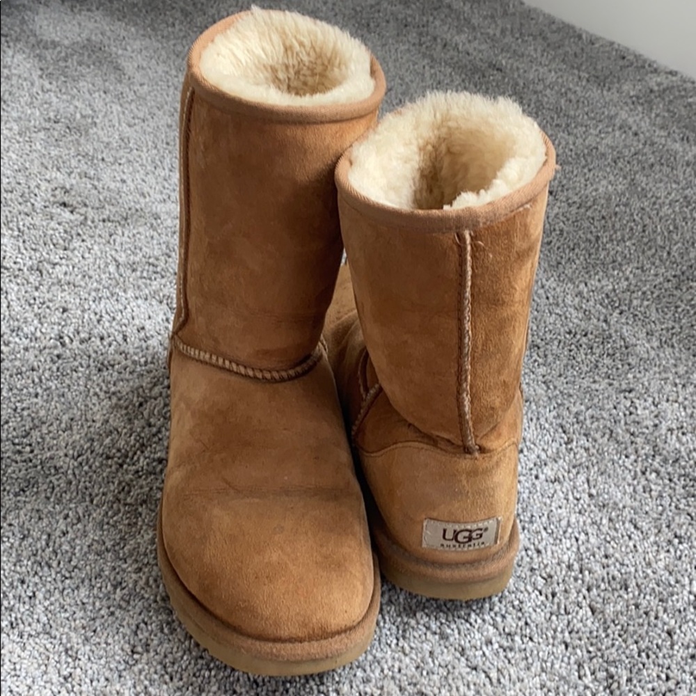 Women’s classic Ugg chestnut size 9